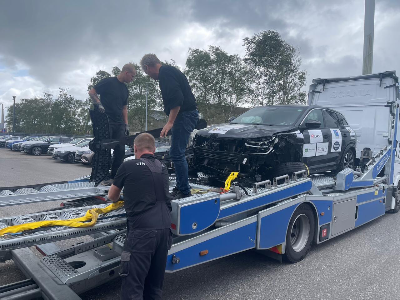 Team van CAR2spain zet een auto vast op de transporter